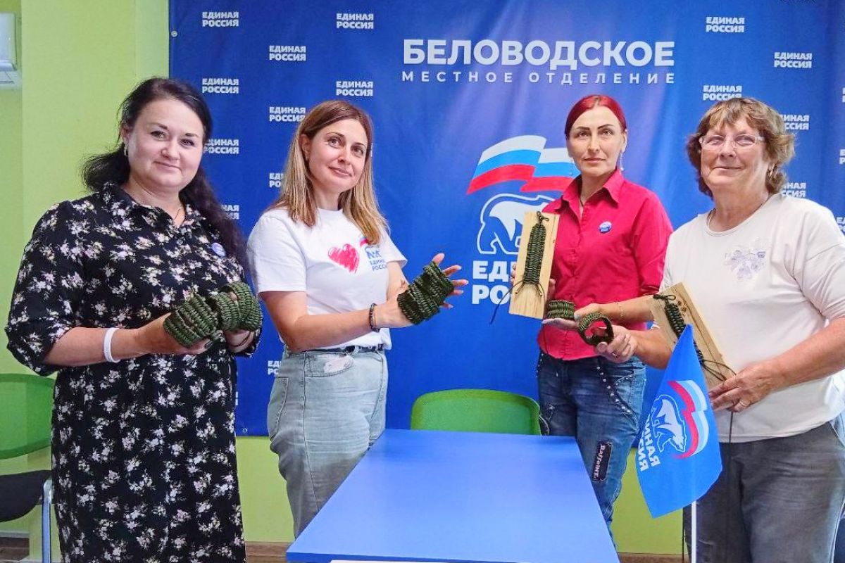Активистки из Беловодска сплели тактические браслеты для участников СВО