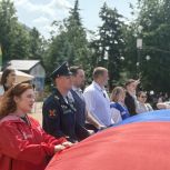 Активисты «Молодой Гвардии» и «Волонтерской Роты» развернули 50-метровый российский триколор