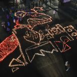 Десятки тысяч свечей в память о войне зажглись на Дворцовой площади в ночь на 22 июня