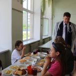 В Октябрьском партдесант проверил качество питания детей