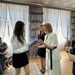 Партийцы вручили юным курянам первые паспорта