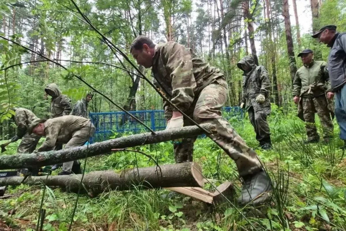 Партийцы и молодогвардейцы привели в порядок воинское захоронение в Елабужском районе