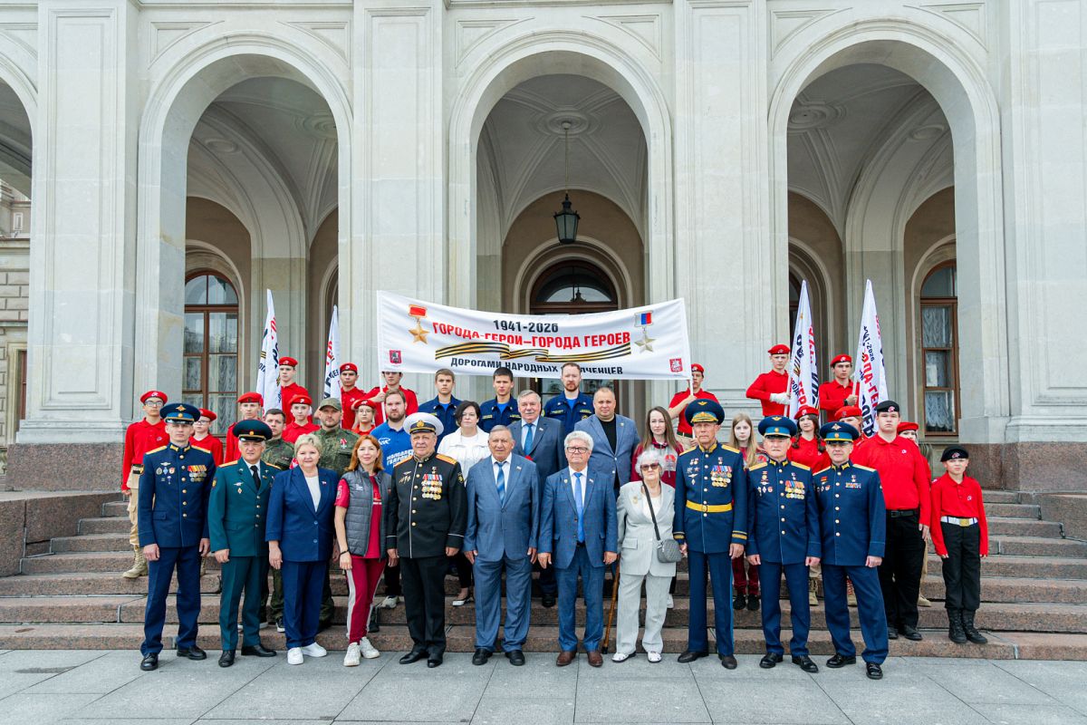 «Дорогами народных ополченцев»: Петербург встретил участников патриотического автопробега