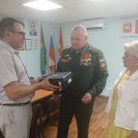 В Чебаркульском округе партийцы передали участнику СВО детектор дронов