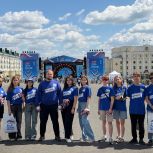 В День России молодогвардейцы  раздали в Саранске  ленты  российского  триколора