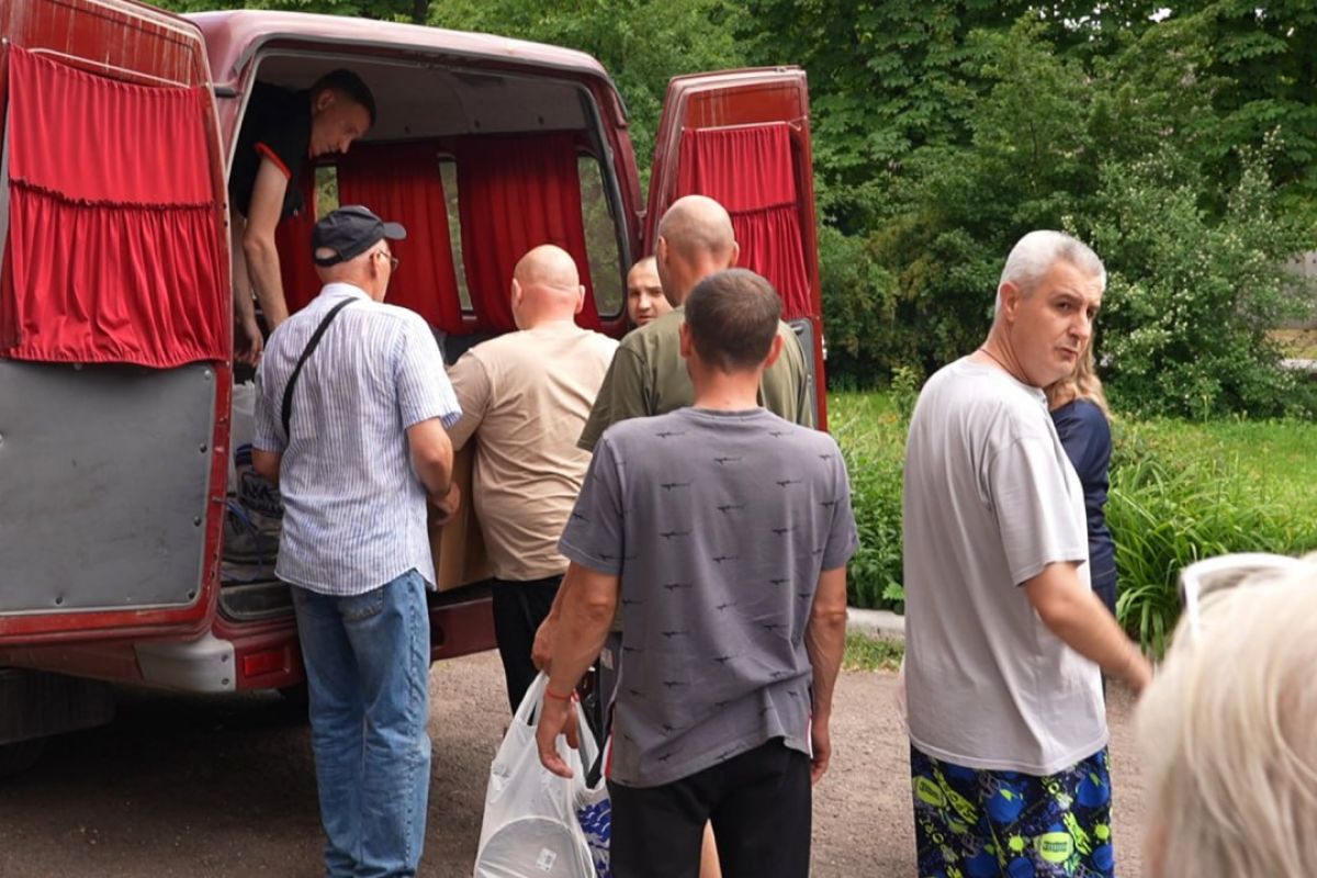 «Женское движение Единой России» Москвы передало гумпомощь в ПВР в Енакиеве (ДНР)