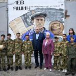 В школе Нижнего Новгорода «Единая Россия» открыла мурал легенде футбола Льву Яшину