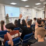 Сделать здоровый выбор: благовещенским студентам помогли «разложить» на составные части электронные сигареты