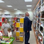 Андрей Дюдин передал библиотеке книгу о героях СВО
