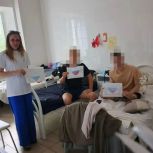 Активистки «Женского движения Единой России» навестили бойцов СВО в саратовском госпитале