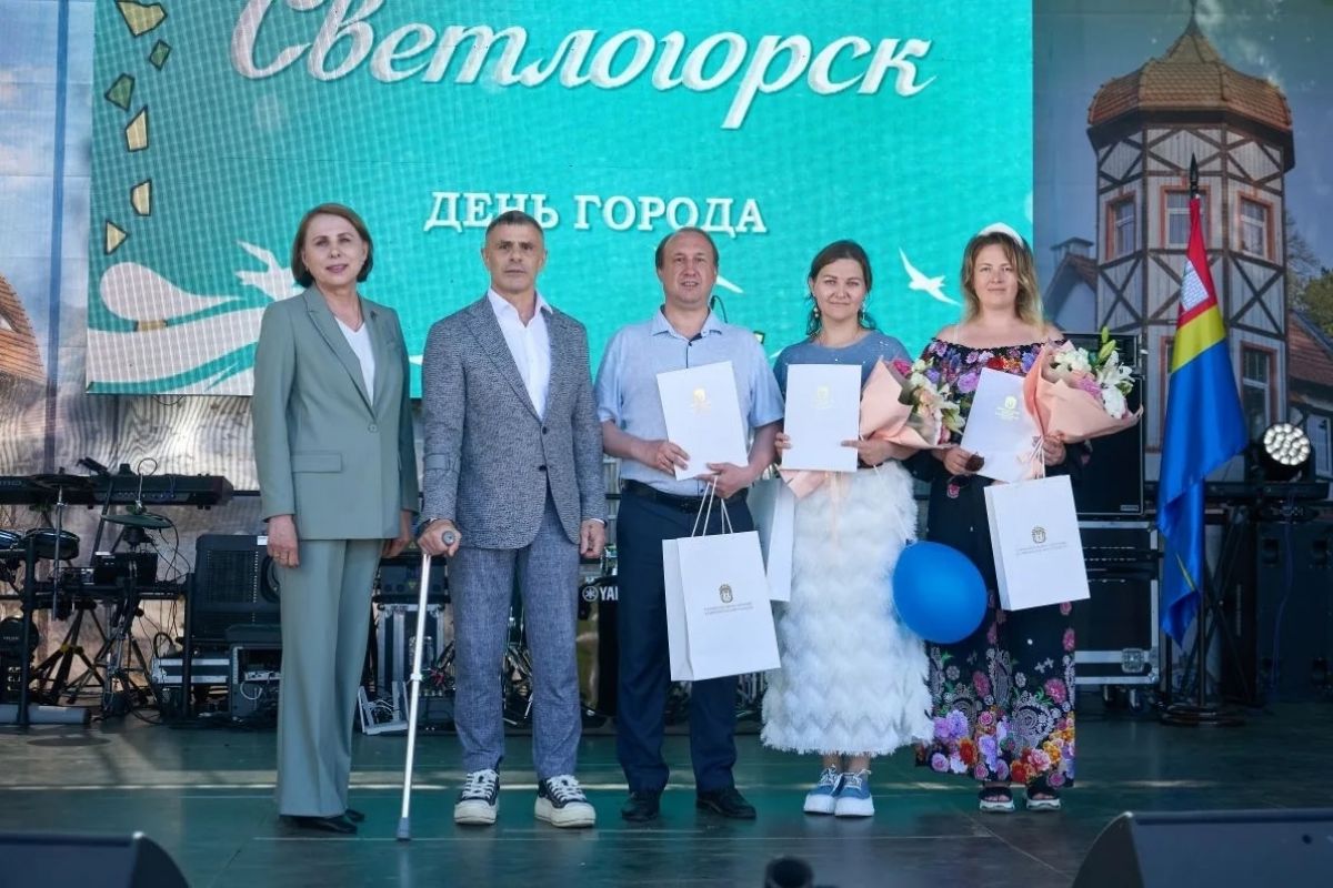 В минувшие выходные единороссы поздравили с Днем города жителей города Светлогорска