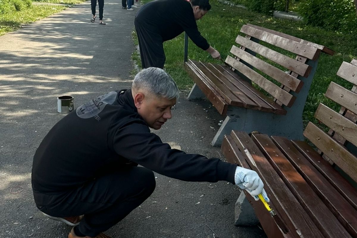 Добрые дела: В Тракторозаводском районе партийцы обновили Аллею Памяти
