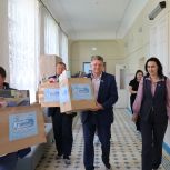 В Луганскую республиканскую детскую больницу приехала «Коробка храбрости»