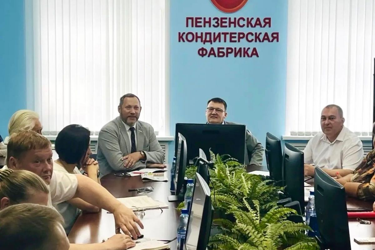 Региональный координатор партийного проекта «Предпринимательство», депутат фракции «Единая Россия» Пензенской городской Думы Евгений Кузьмичев посетил Пензенскую кондитерскую фабрику