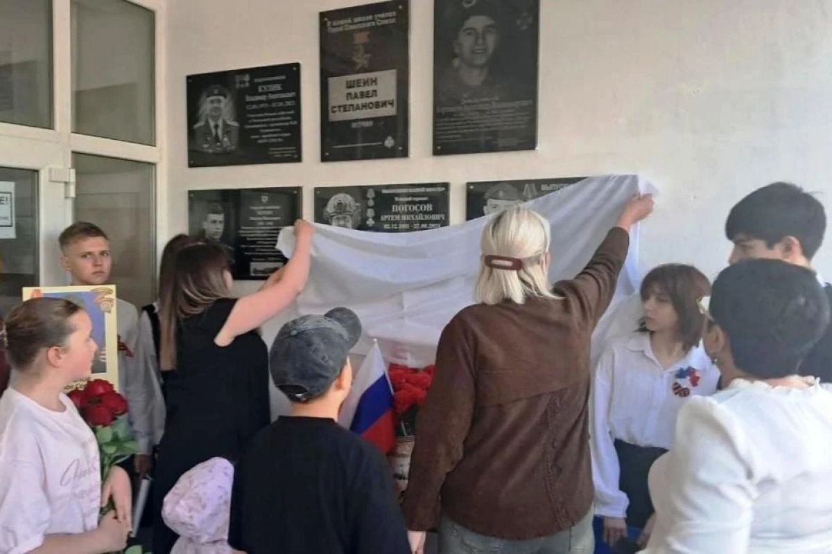В школах Ставрополья почтили память выпускников, погибших в ходе СВО