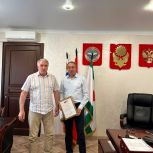Хаваж-Багаудин Дарсигов поздравил заместителя главного врача Республиканского центра фтизиопульмонологии по медицинской части Якуба Имагожева с Днём медицинского работника