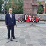 Региональный координатор партпроекта «Чистая страна» Алексей Марьин возложил цветы к Вечному огню