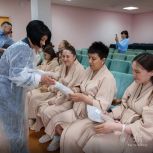Забота с первых дней жизни: партийцы поздравили маленьких ямальцев и их мам в больнице Салехарда