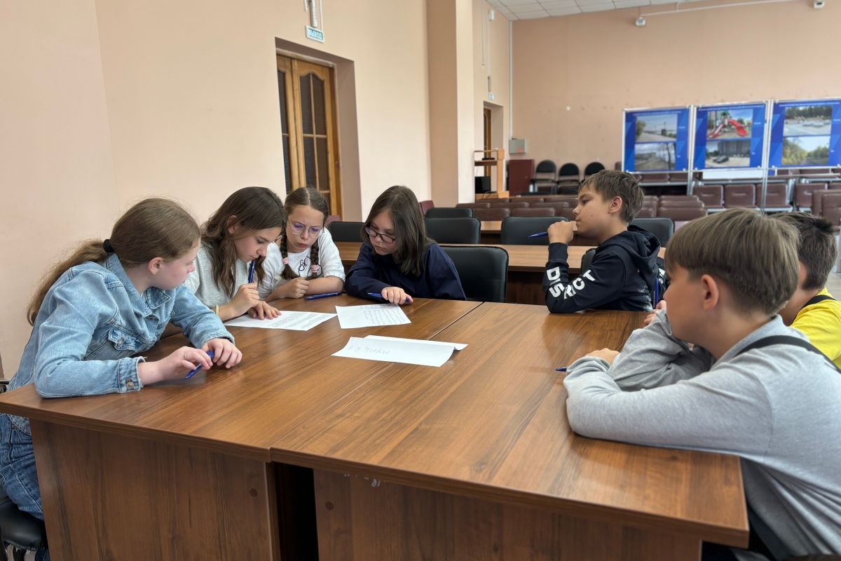 В Ленинском района школьники приняли участие в интеллектуальной игре от «Молодой Гвардии»