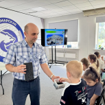 В Самаре школьникам показали, как пластиковая бутылка превращается в футболку