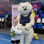 Белый партийный мишка поздравил юных спортсменов с Днём защиты детей в «Олимпийце»