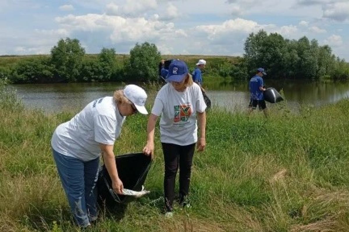 В рамках партпроекта «Чистая страна» в Стерлитамакском районе очистили берег пруда Кайнекуль