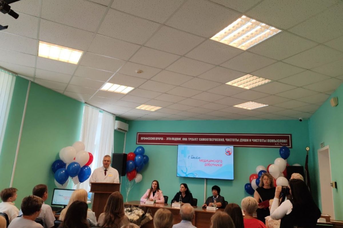 В преддверии Дня медицинского работника в Республиканской клинической больнице имени С.В. Каткова состоялось праздничное мероприятие