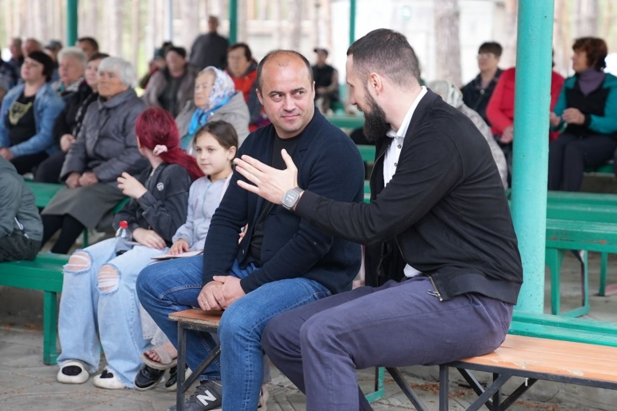 Партийцы организовали концерт для переселенцев из приграничья