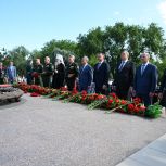 Донские депутаты-единороссы почтили память защитников Родины, павших в годы Великой Отечественной войны