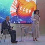 Трехкратный олимпийский чемпион Владислав Третьяк встретился с молодежью Москвы на показе фильма о Суперсерии-72