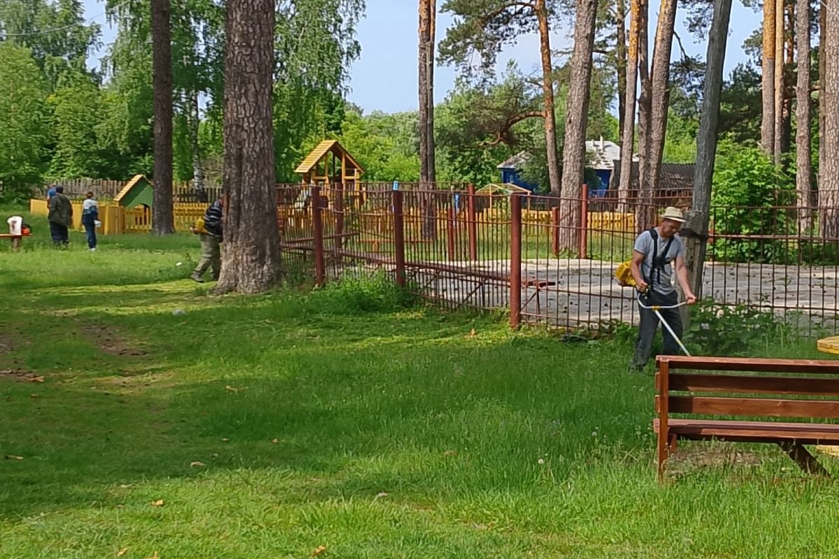 Партийцы, неравнодушные жители села Ширингуши Зубово-Полянского района покрасили детскую площадку в парке