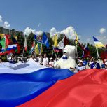 Депутат Госдумы Евгений Нифантьев и молодежные активисты развернули 150-метровый флаг России на юге Москвы