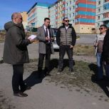 «Городская среда»: Секретарь Анадырского городского местного отделения Партии, глава Анадыря  Сергей Спицын вместе с руководителями управляющих компаний и службы благоустройства провёл осмотр окружной столицы