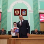 Валентин Суббот вручил паспорта юным брянцам