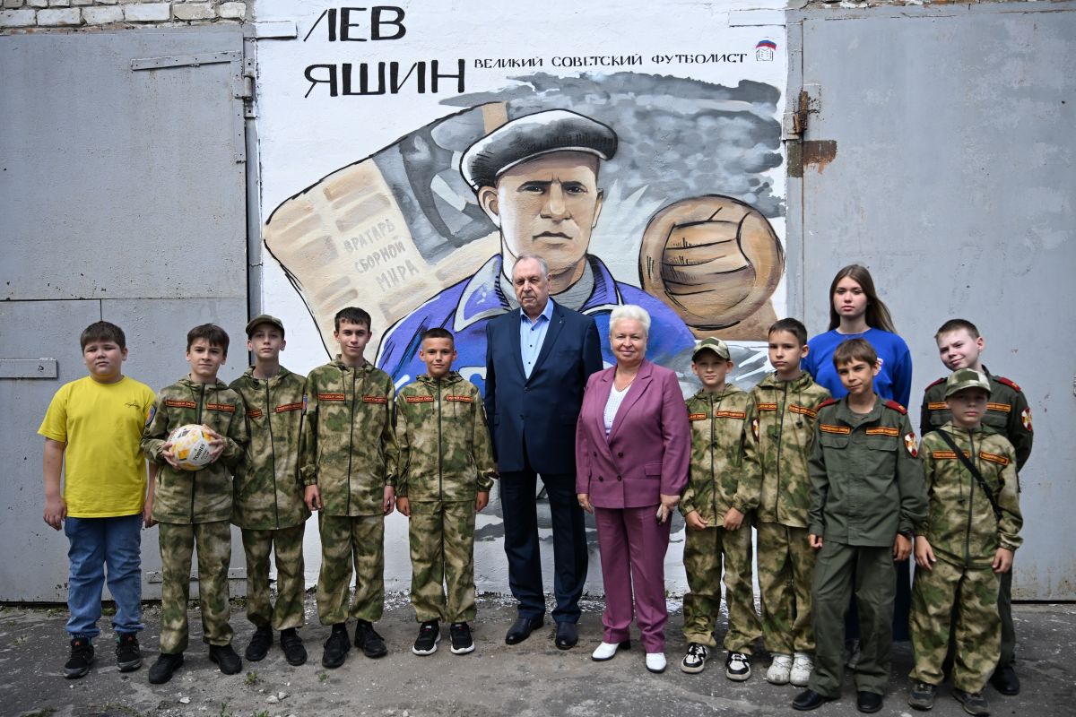 «Лица героев»: во дворе нижегородской школы появился мурал легенде футбола Льву Яшину