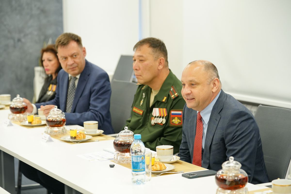 В кругу героев: Виталий Шабалатов встретился с врачами, прошедшими СВО