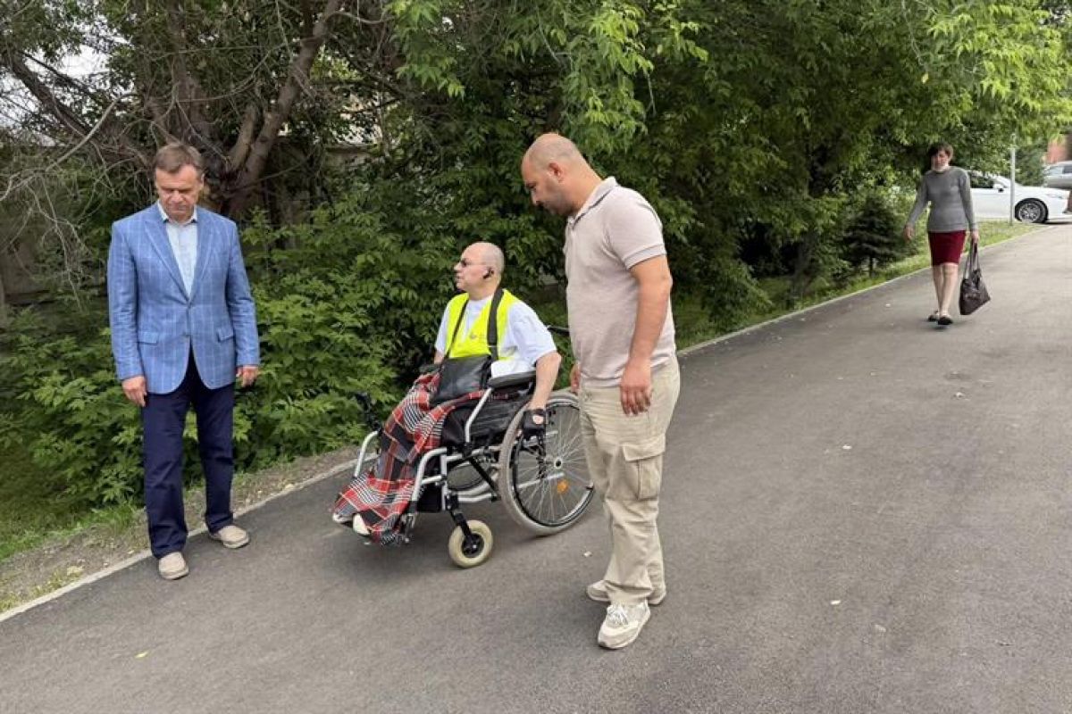 Виталий Дроздов принял участие в  проверке улицы Маерчака после ремонта на доступность для маломобильных горожан