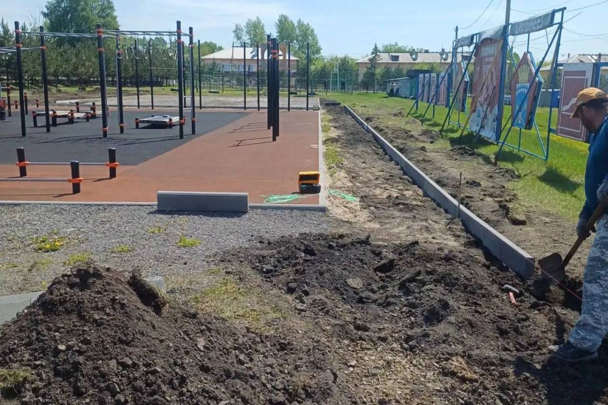 Депутат от «Единой России» проверила строительство спортплощадки в кузбасском поселке