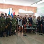 «Единая Россия» установила Парту Героя в память об участнике СВО в посёлке Пойковский в ХМАО