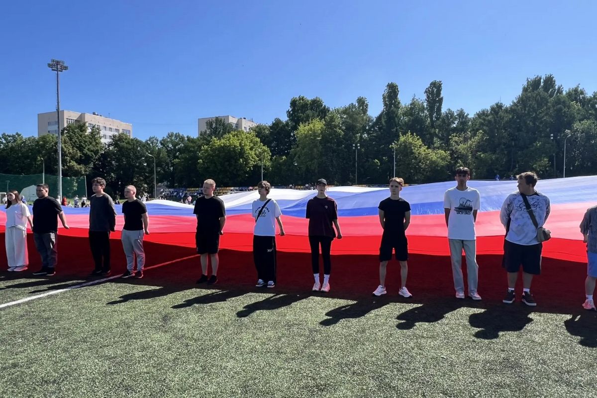 В День России в Чебоксарах развернули российский стяг площадью 3750 кв. метров