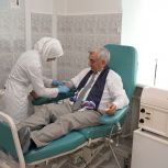 Юсуп Богатырев сдал кровь в преддверии Дня медицинского работника
