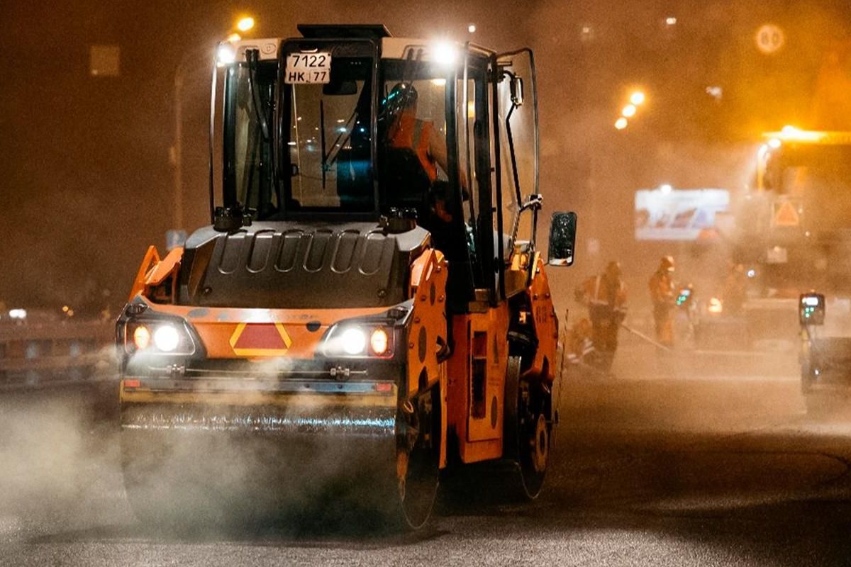 На участке Боровского шоссе в районе Внуково обновляют дорожное покрытие