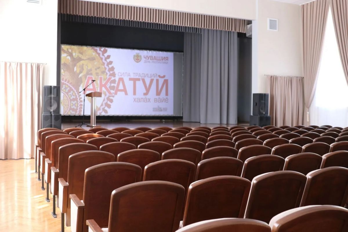 В поселке Кугеси в Центральном доме культуры открылся первый в этом году современный кинозал