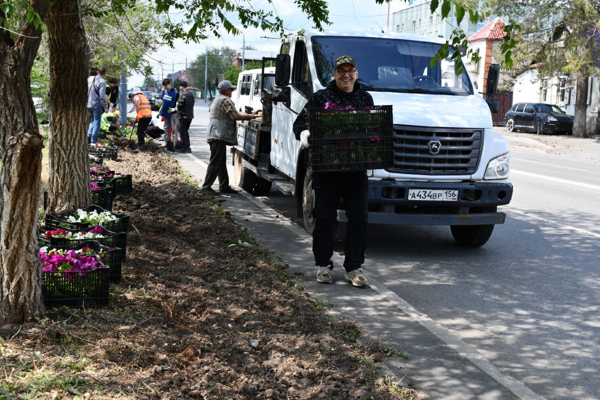 Депутаты городского Совета вместе с оренбуржцами продолжают преображать улицы Оренбурга