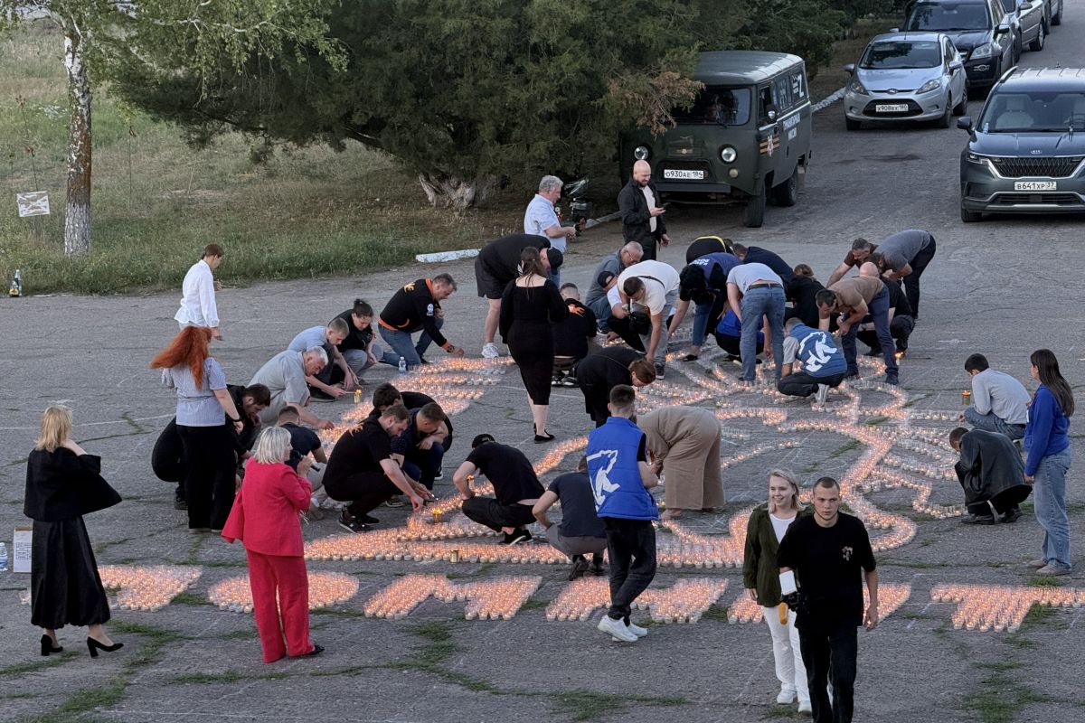3000 свечей зажгли в Херсонской области ко Дню памяти и скорби в виде херсонской скульптуры «Слава»
