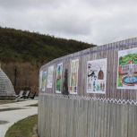 Колыма глазами детей: в «Парке Дюкча» открылась уличная экспозиция рисунков юных художников