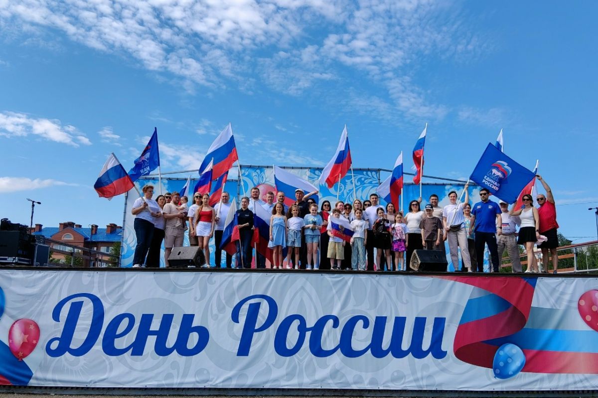 Автопробеги, мастер-классы и адресные поздравления: «Единая Россия» организовала акции ко Дню России на Урале и в Приволжье