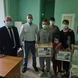 Карталинские партийцы передали «Коробку Храбрости» в детское и инфекционное отделения больницы