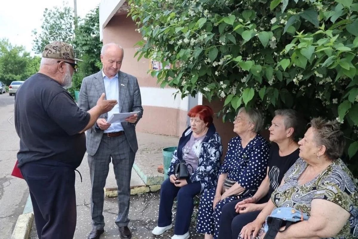 Сергей Вдовин встретился с жителями улицы Серова для решения вопроса по затоплению подвалов в МКД