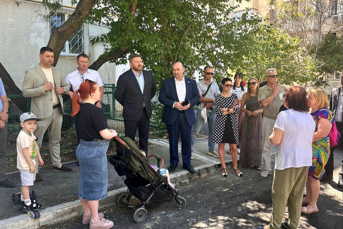 С жителями улиц Маринеско и Шевченко обсудили благоустройство дворов